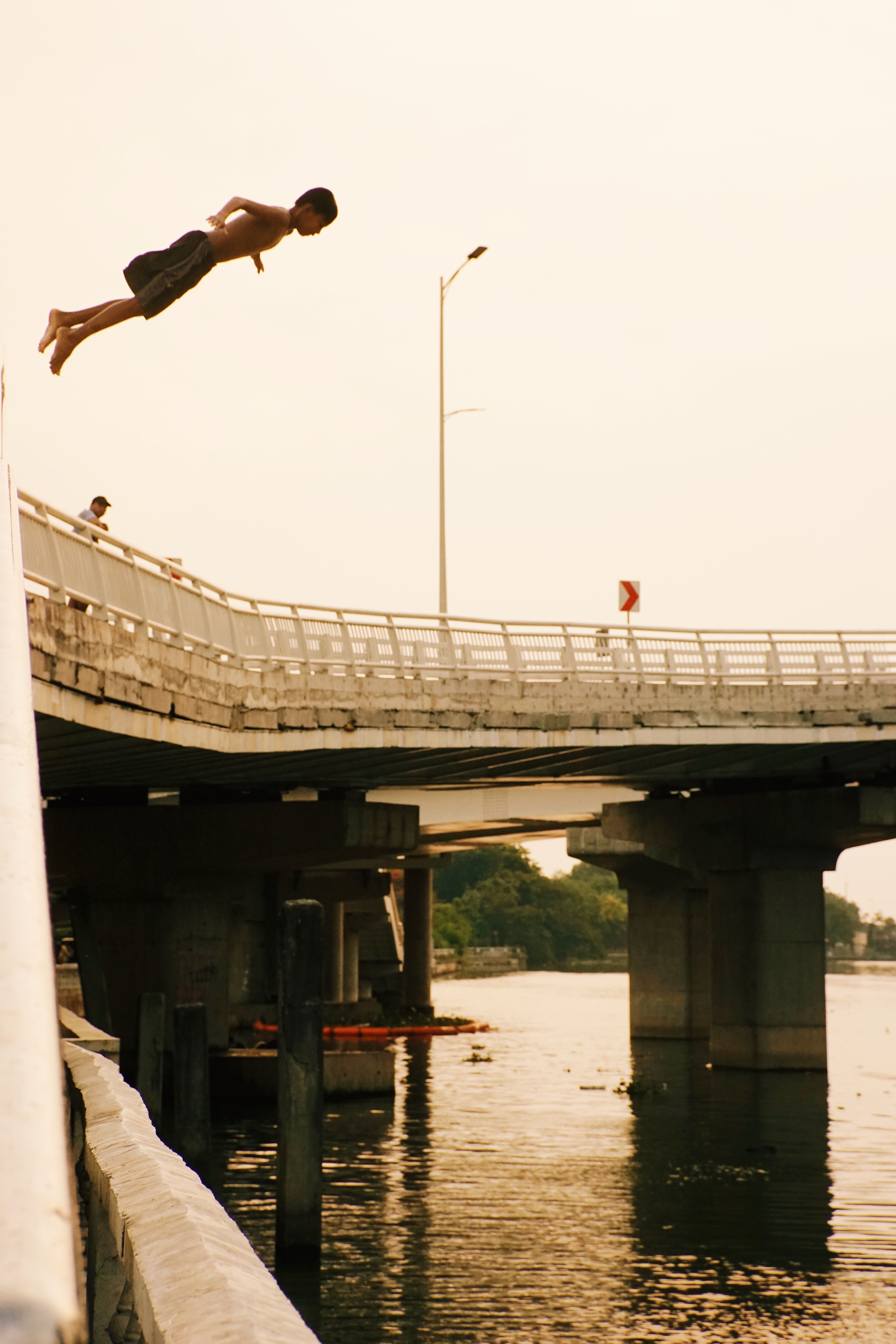 Pria di Bandung Barat Selamat Usai Melompat dari Jembatan Ciminyak, Tubuhnya Tertahan Eceng Gondok